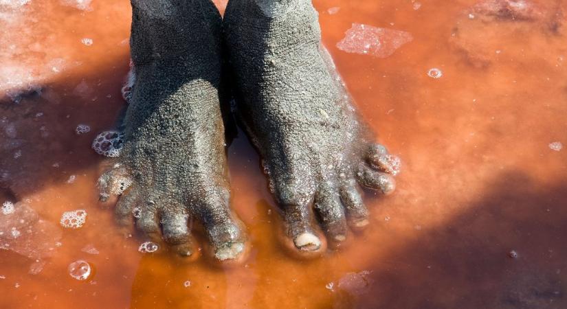 Ha megérinted a tó vizét, azonnal kővé dermedsz – a világ leghalálosabb tava szedi áldozatait