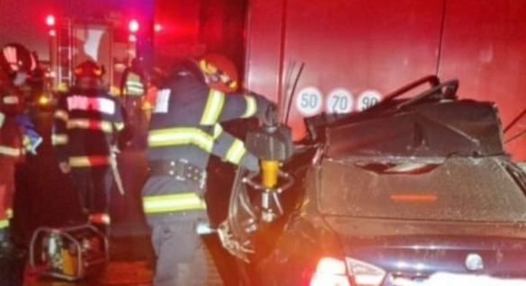 Személygépkocsi hajtott a teherautóba, egy 25 éves nő életét vesztette