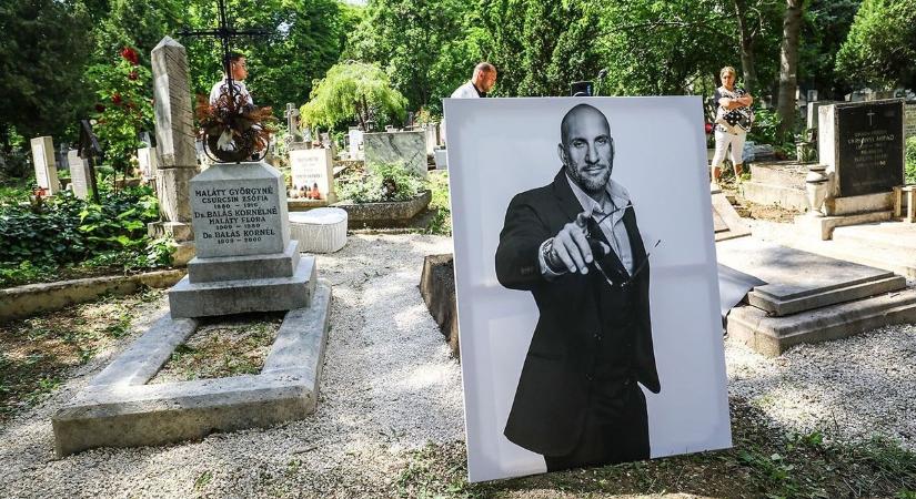 Szomorú hallottak napi séta a temetőben: Így néznek ki hírességeink sírjai
