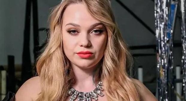 Catherine Dederick mellbimbóit alig fedte valami, áttetsző ruhában bulizott az X-Faktor sztárja