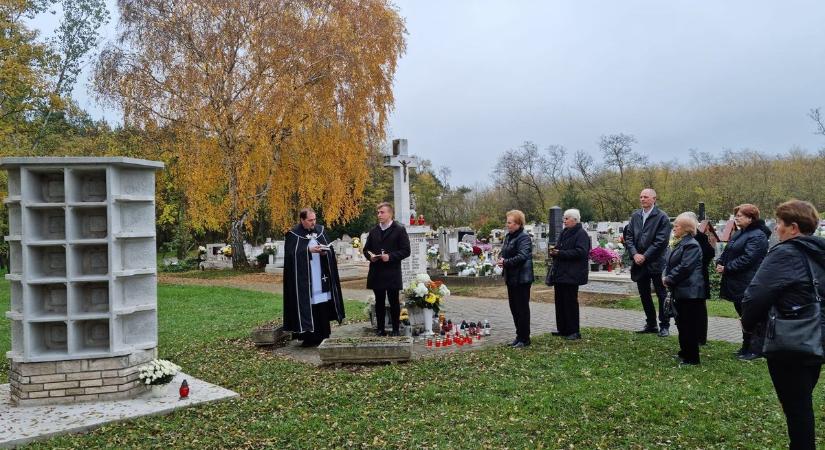 Mindenszentek napján urnaoszlopot szenteltek a szügyi katolikus temetőben
