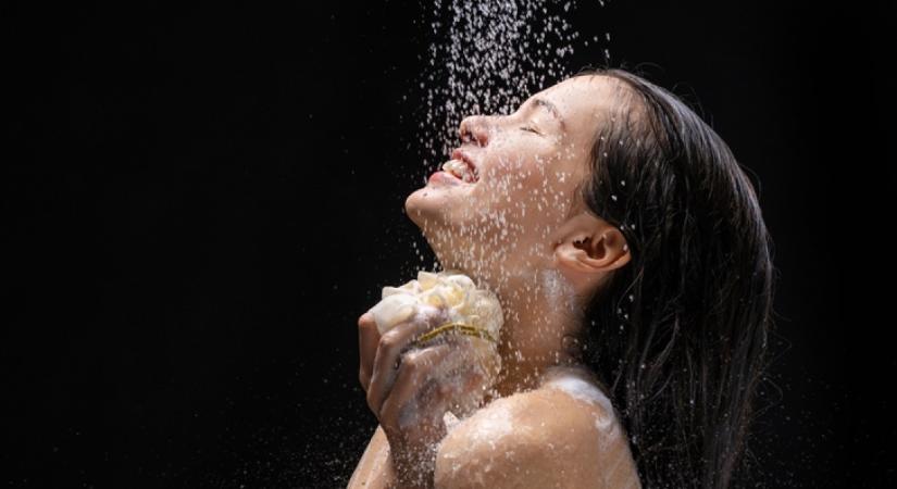 Elképesztő károkat is okozhatsz vele: ezért ne mosd meg soha az arcod zuhanyzás közben!