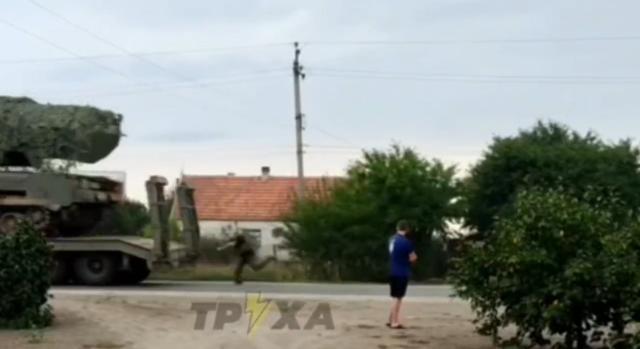 Videó: ottfelejtették bajtársai az orosz katonát, aki elszánt futással próbálja utolérni a teherautót
