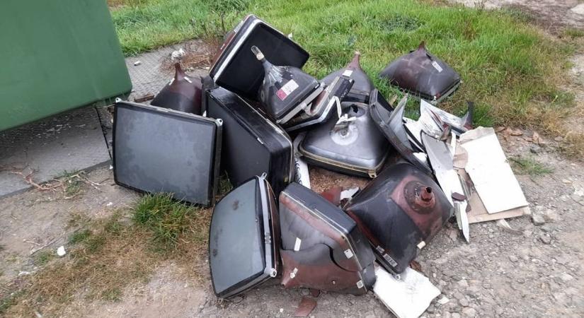 Megleckéztették a szelektív gyűjtő elé elektronikai hulladékot rakó szurdokpüspöki lakost