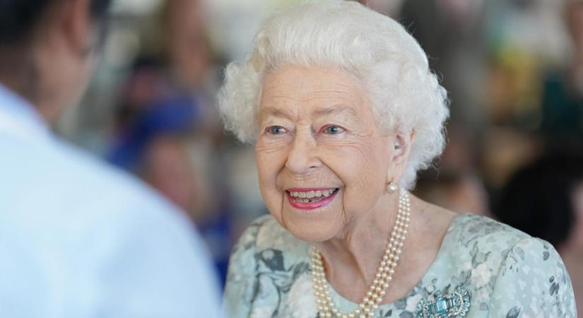 Melltartó nélkül, félmeztelenül találkozott rendszeresen egy boltossal II. Erzsébet királynő