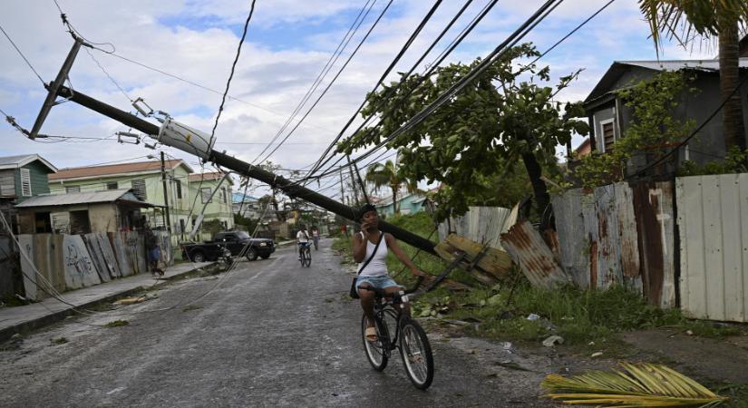 Képeken a Lisa hurrikán pusztítása: kidőlt villanyoszlopok, leszakadt tetők és vízzel elöntött utcák