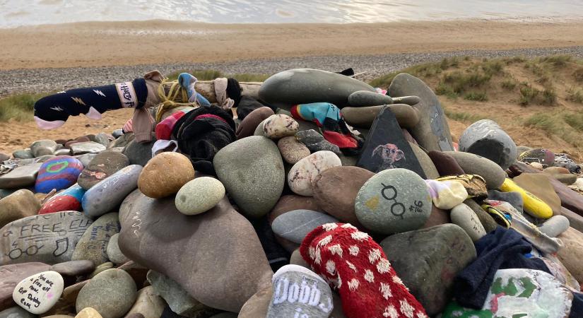 A természetvédők arra kérik a Harry Potter-rajongókat, ne vigyenek több zoknit Dobby sírjához