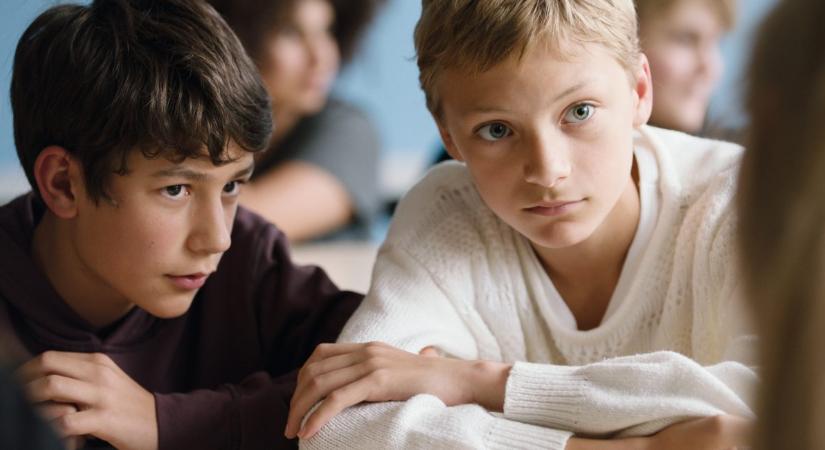 Két tizenéves fiú barátságának tragikus története – Közel