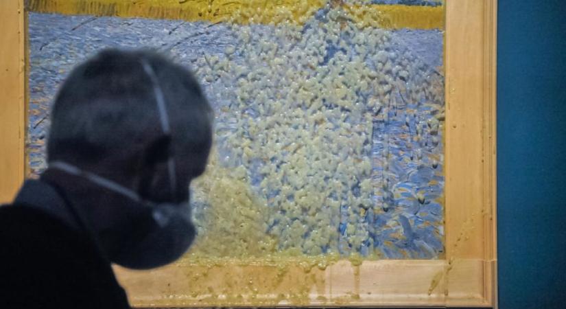 Most borsólevessel öntöttek le egy Van Gogh-festményt a klímaaktivisták – fotók