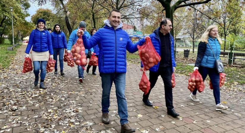 22 tonna krumplit osztottak ki a csepelieknek, a DK szerint gyomorforgató, hogy a fideszes polgármester mosolyogva pózol a kígyózó sorok ellenére