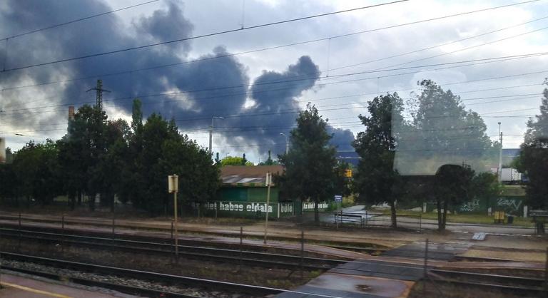 Hatalmas füsttel ég egy ipartelep a Kozma utcai temető mellett