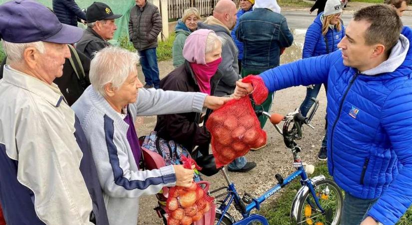 Hétmillió forintnyi krumplit és négymilliónyi hagymát osztott szét ingyen a csepeli polgármester