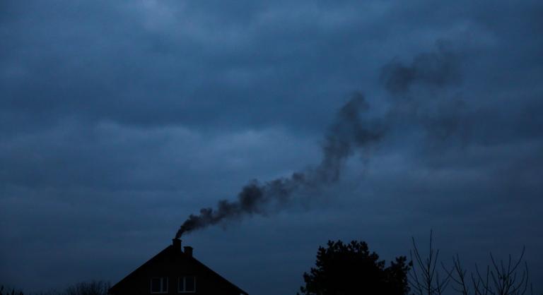 Nagy a baj, hatalmas füstfelhők jelzik, hogy hulladékkal és műanyaggal fűtenek