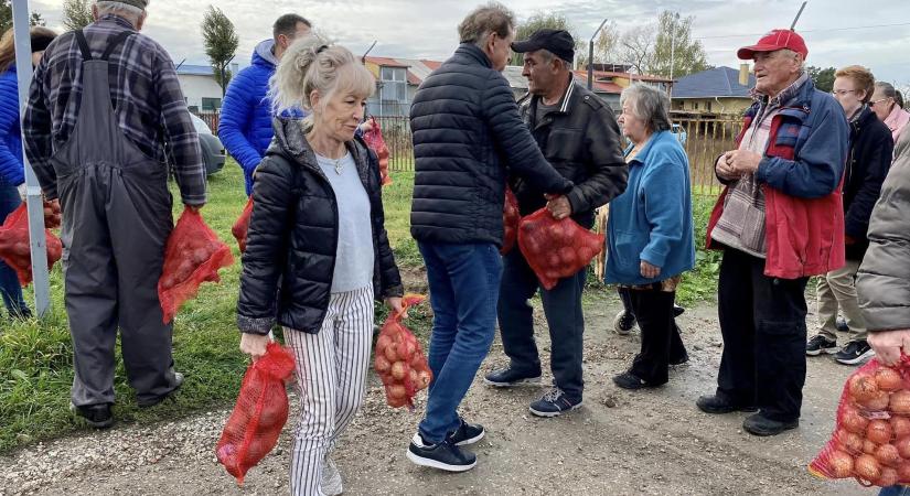 A csepeli fideszes ingyenkrumpli mutatja a szegénységet