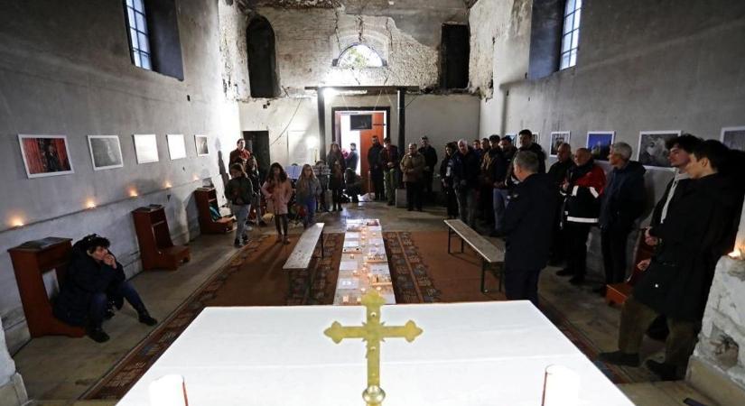 Különleges kiállítás nyílt a kis híján elpusztult, 200 éves Ferenchalmi kápolnában (videó)