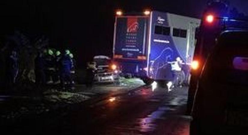 Lószállító teherautónak ütközött egy személyautó Békéscsaba és Békés között