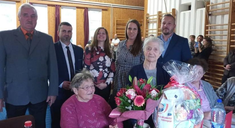 Rózsi néni 94 éves - Ostffyasszonyfán a szépkorúakat és a falu legidősebb polgárát köszöntötték