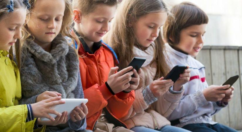 A mobiltelefonozás káros következményei a gyerekeknél – több kutatás is figyelmeztet!