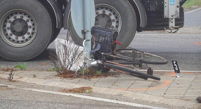 Biciklist ütött el egy teherautó Szentesen a TV toronynál - fotók