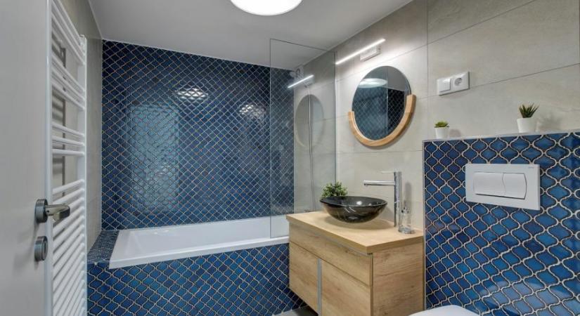 Belvárosi kis lakások szépen felújított fürdőszobái lakberendezőktől