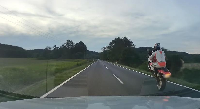 Videón a szabálytalanul menőző motoros: egykerekezve bravúrkodott a Bakonyban
