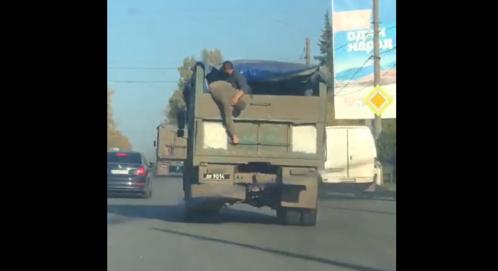 Videó: le akarta dobni bajtársát az orosz katona a száguldó teherautóról