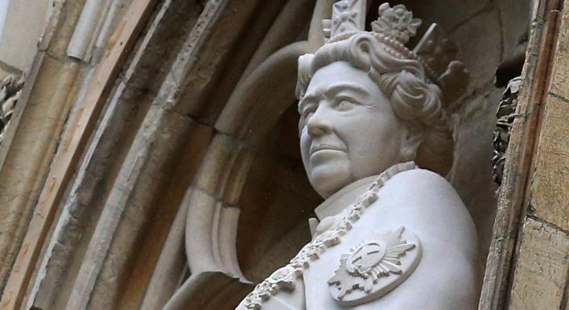 Elkészült II. Erzsébet királynő első szobra