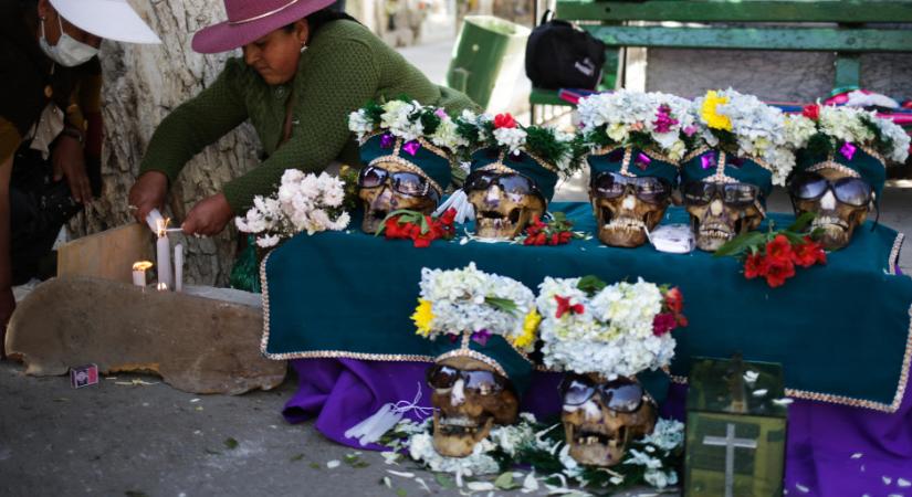 Kiássák a temetőkből a koponyákat, és napszemüveget tesznek rájuk - képek