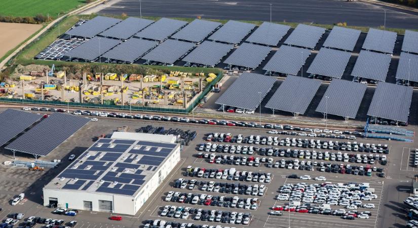 Minden nagy parkoló fölé napelemet kell tenni Franciaországban