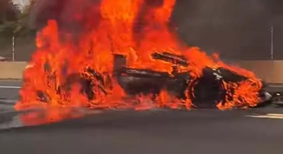 Hatalmas lángokkal égett porrá a rózsaszín Lamborghini