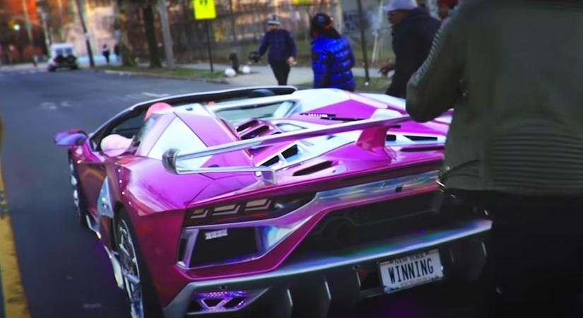 Nagyon híres, rózsaszín Lamborghini égett porrá az autópályán