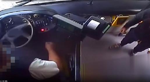 Pofonnal rendezte a vitát egy buszsofőr – videó