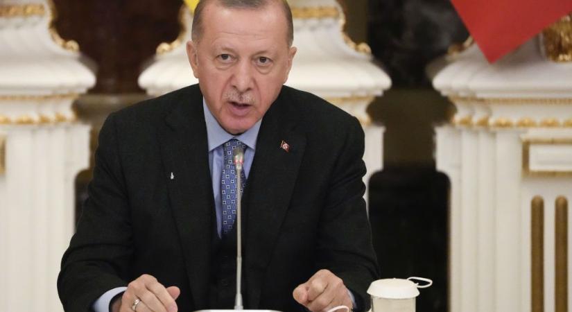Erdogan „pozitív lépésnek” nevezte az orosz hadsereg Herszonból való kivonásának bejelentését