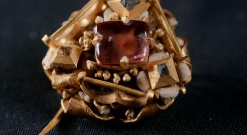 Felbecsülhetetlen értékű középkori kincset találtak egy farmon, hatalmas drágakő díszelgett rajta