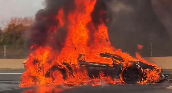 Videón, ahogy szénné ég egy rózsaszín Lamborghini, amelyből csak nyolcszáz példányt gyártottak