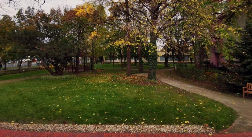 Őszi színekben pompázik a Munkácsy Emlékház kertje - videóval