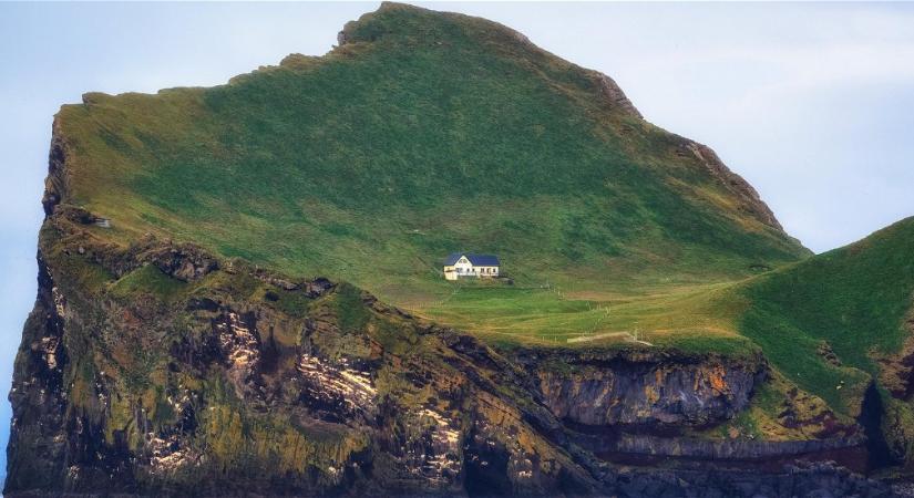 A világ legmagányosabb szigetén egy ház van csak, te oda költöznél? Ha megtudod róla az igazságot, messze elkerülöd