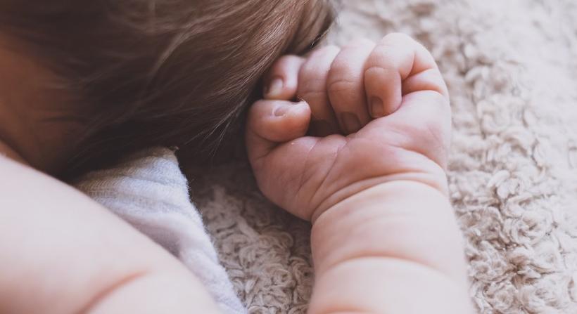 Véres zúzódásokkal vittek kórházba egy 15 hónapos kislányt – szülei tagadják, hogy bántalmazták