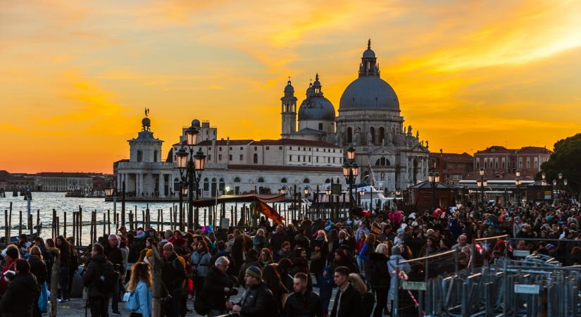 Egyelőre nem kell még belépőt fizetni a Velencébe készülő turistáknak