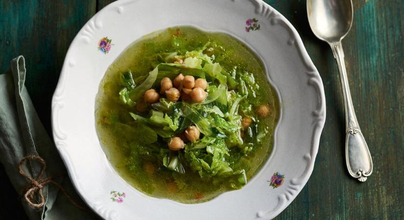 Gazdag leves hüvelyesből: csicseriborsós minestrone