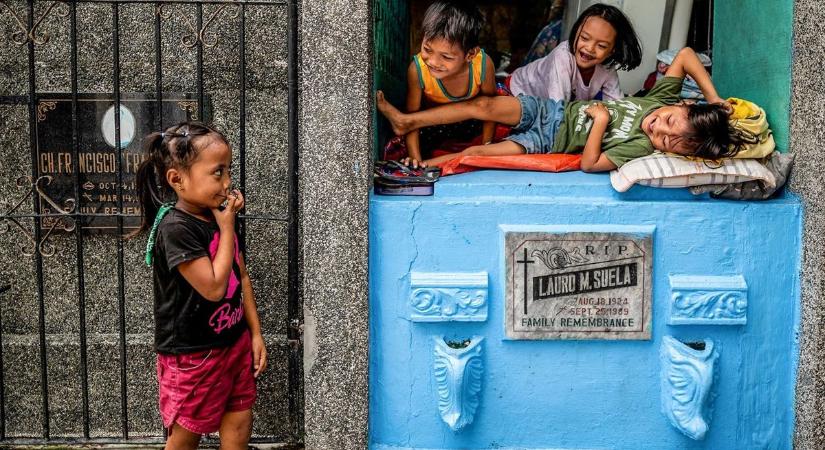 Lakás, vegyesbolt, karaoke a túlnépesedett Manila északi temetőjében