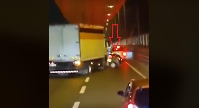 VIDEÓ: Métereken át tolt maga előtt egy teherautós egy autóst az M0-son