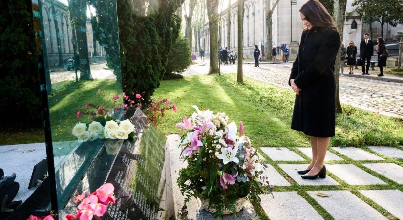 Novák Katalin Párizsban rótta le kegyeletét az Air France-katasztrófa magyar áldozatai előtt