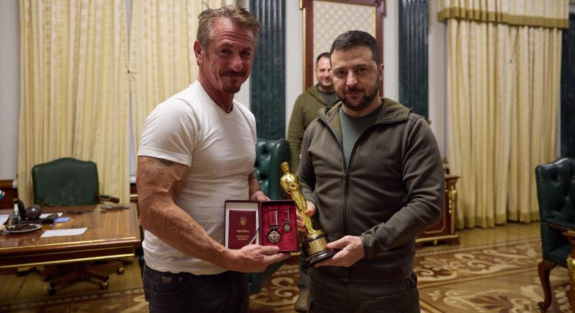 Sean Penn átadta az egyik Oscar-szobrát az ukrán elnöknek