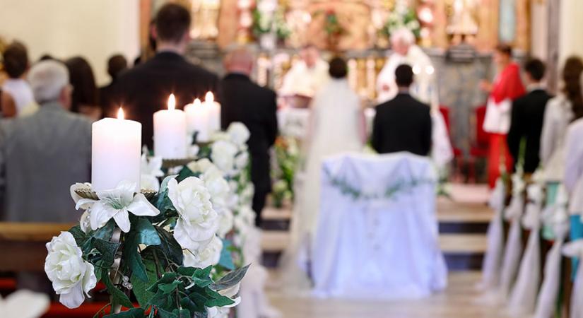 A fogadalmát mondta az oltár előtt a menyasszony, amikor felfoghatatlan dolog történt: az összes jelenlévő lefagyott - Videó