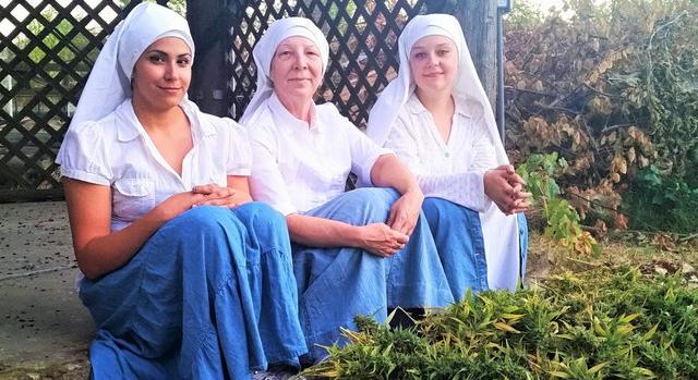 A fűtermesztő nővérek, akik betegeken segítenek a termékeikkel