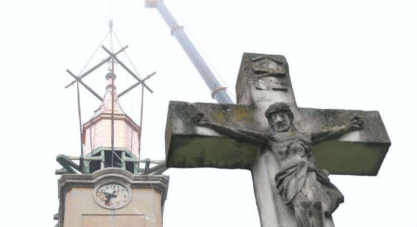 Helyére került a templom toronysisakja Tiszapüspökiben