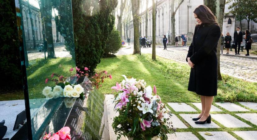Novák Katalin Párizsban rótta le kegyeletét az Air France-katasztrófa magyar áldozatai előtt