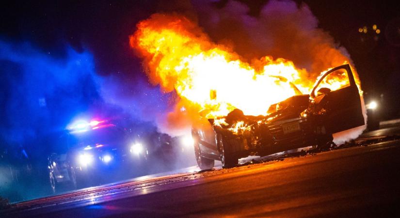 Lángolt egy kocsi motortere az M3-ason
