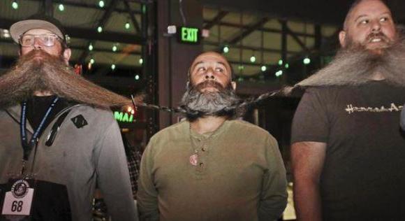 Megdőlt a világ leghosszabb szakáll-láncának rekordja